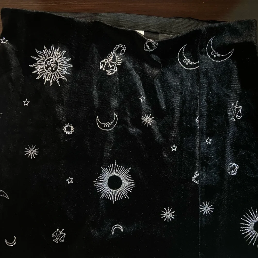 H&M black velvet skirt - Picture 6 of 11
